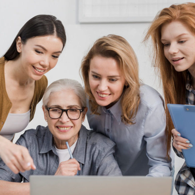 mulheres-bonitas-trabalhando-juntos-no-escritorio